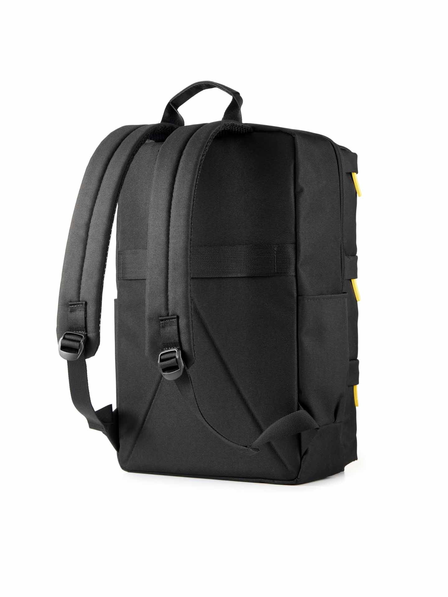 حقيبة ظهر بشعار الدرع – إصدار بلاك آوت