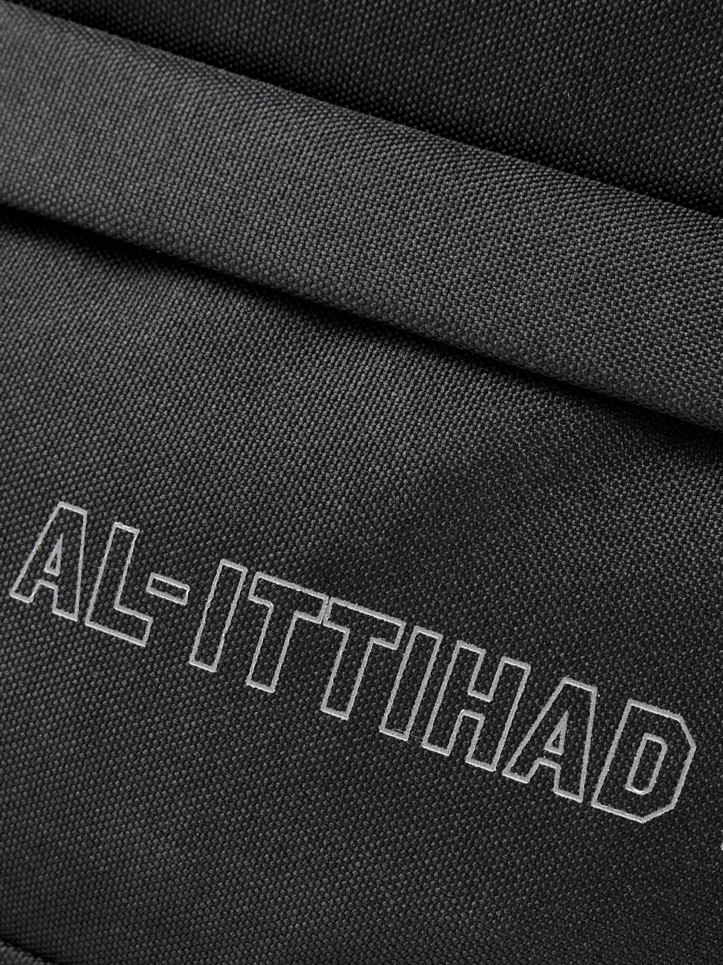 حقيبة ظهر بشعار الدرع – إصدار بلاك آوت