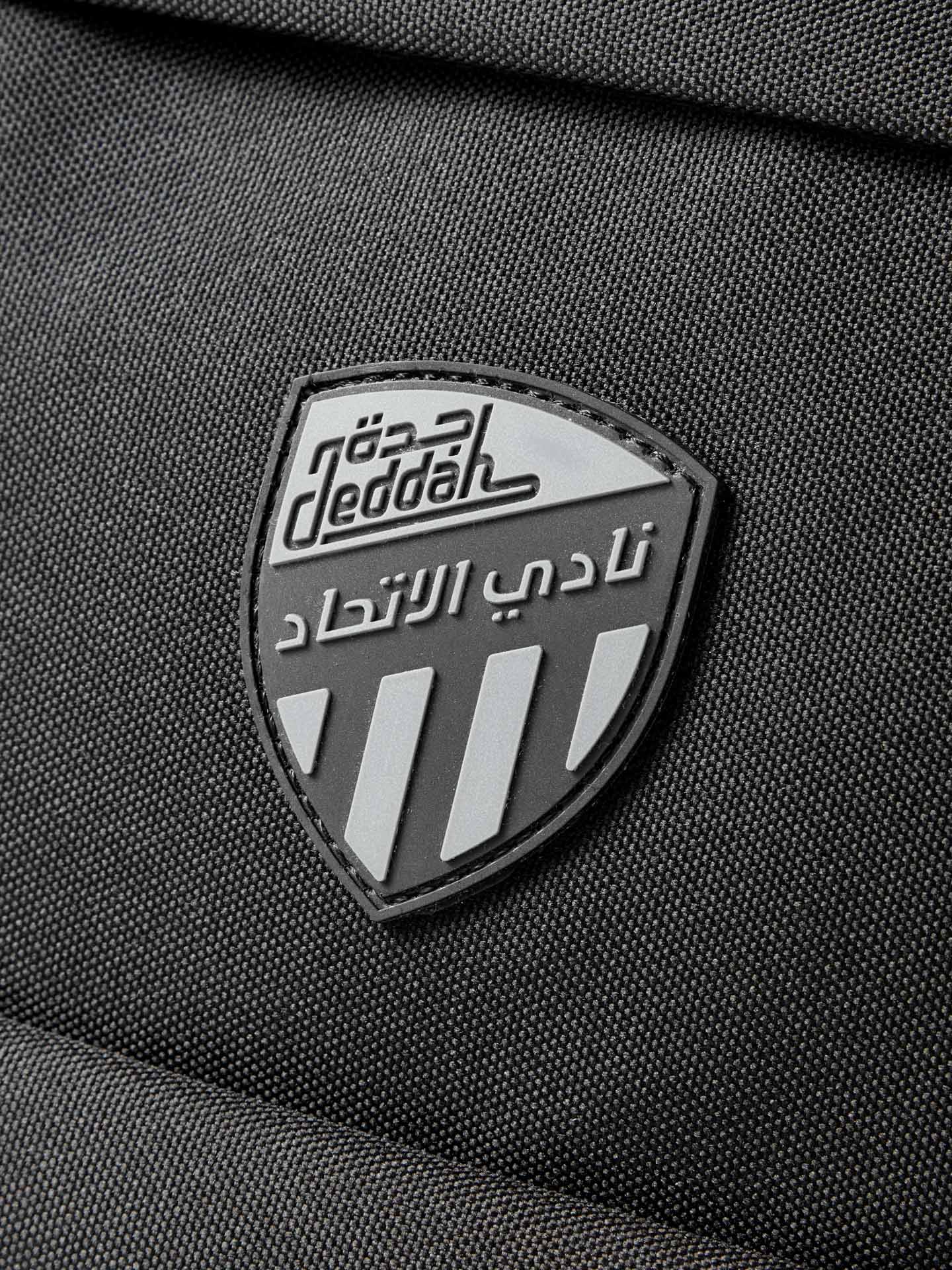 حقيبة ظهر بشعار الدرع – إصدار بلاك آوت