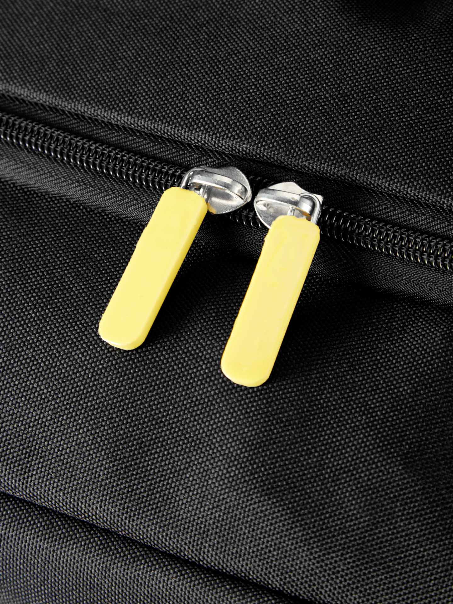 حقيبة ظهر بشعار الدرع – إصدار بلاك آوت