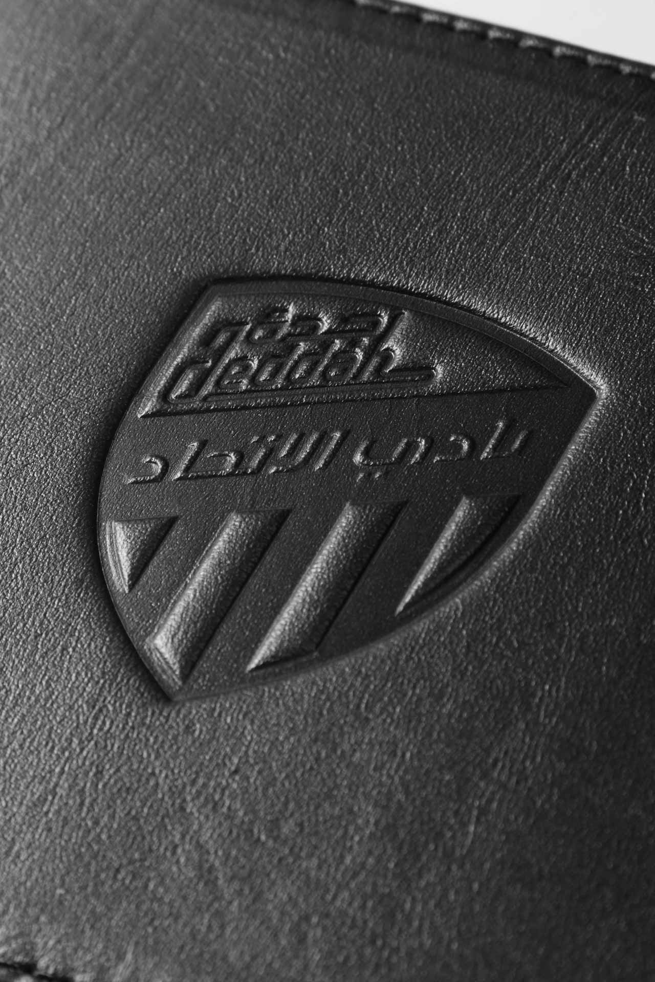 محفظة بشعار الدرع – بلاك آوت