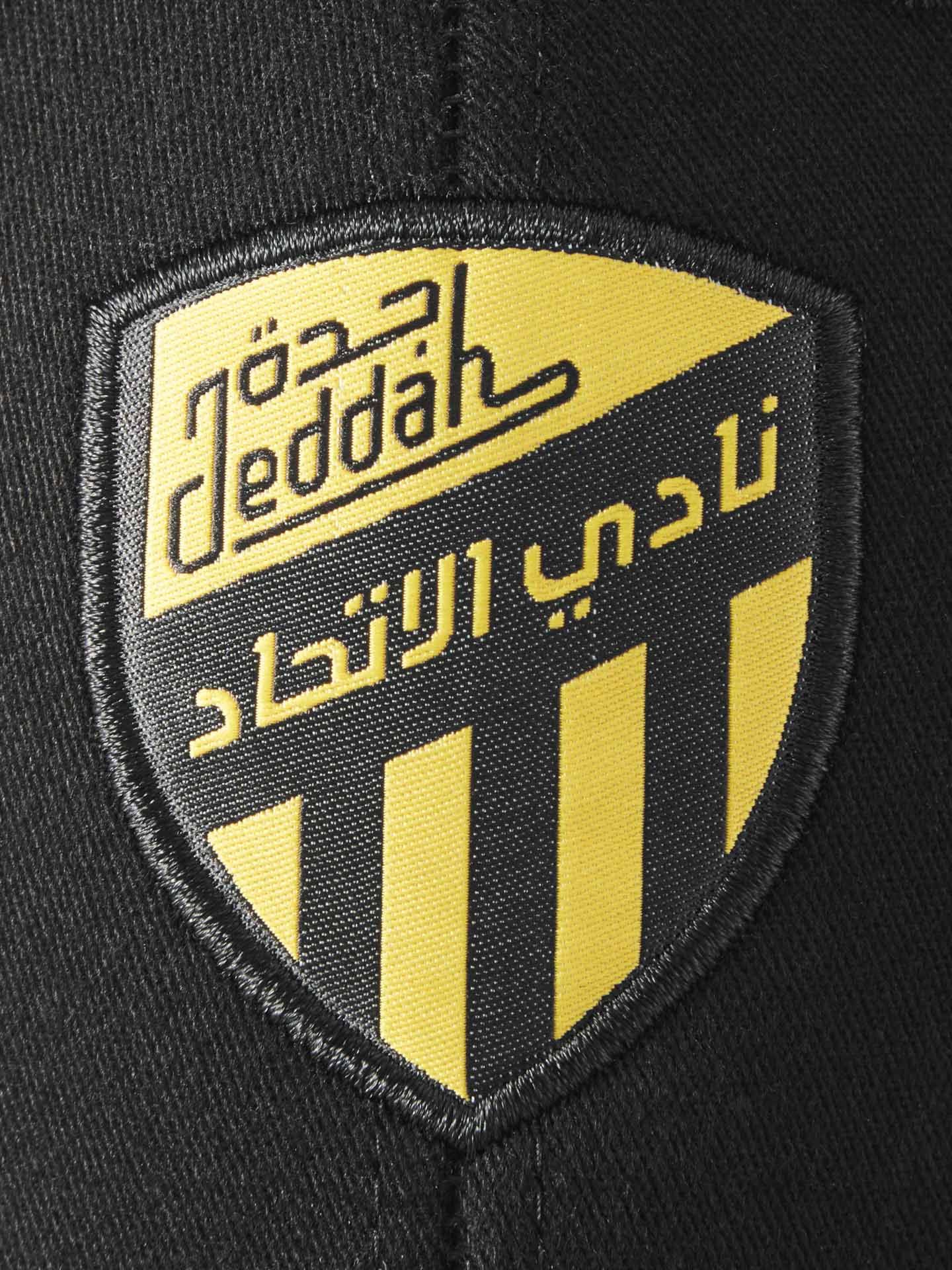 قبعة بشعار الدرع