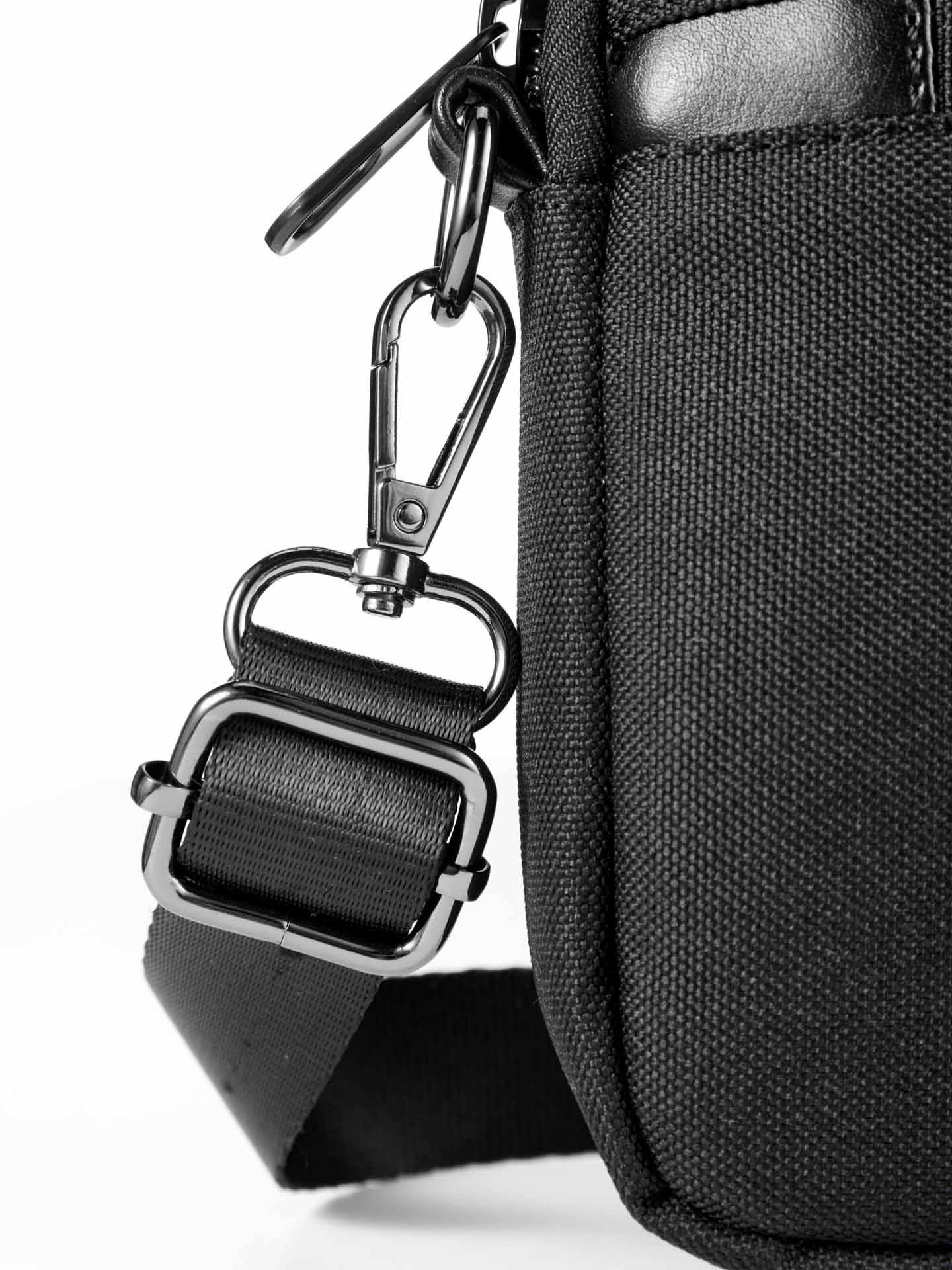 حقيبة كتف بشعار الدرع