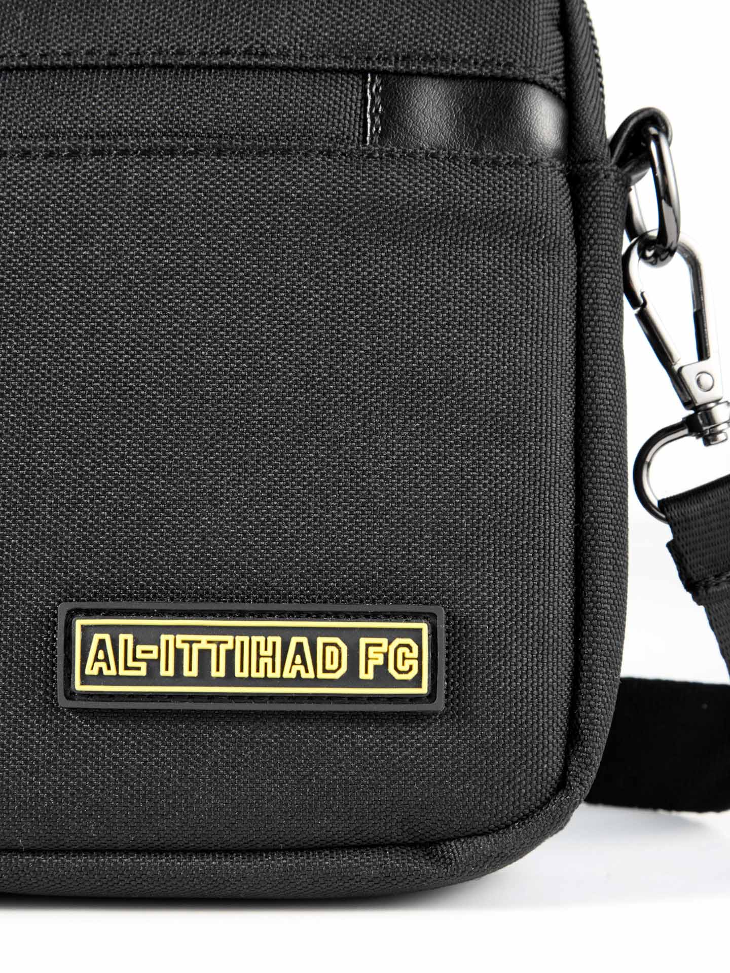 حقيبة كتف بشعار الدرع