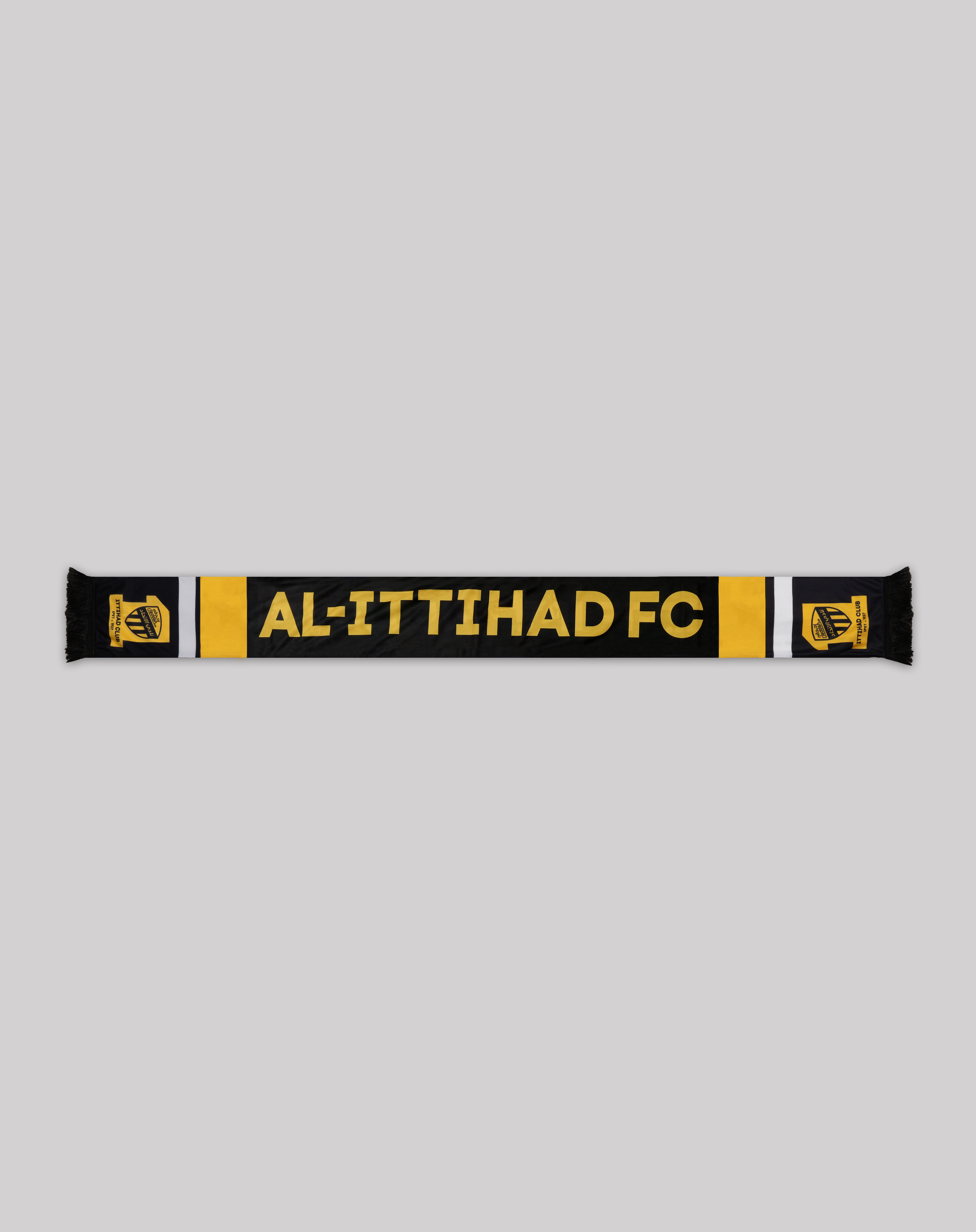 شال الاتحاد بعبارة (اتحاد العب واحنا لك بلد)