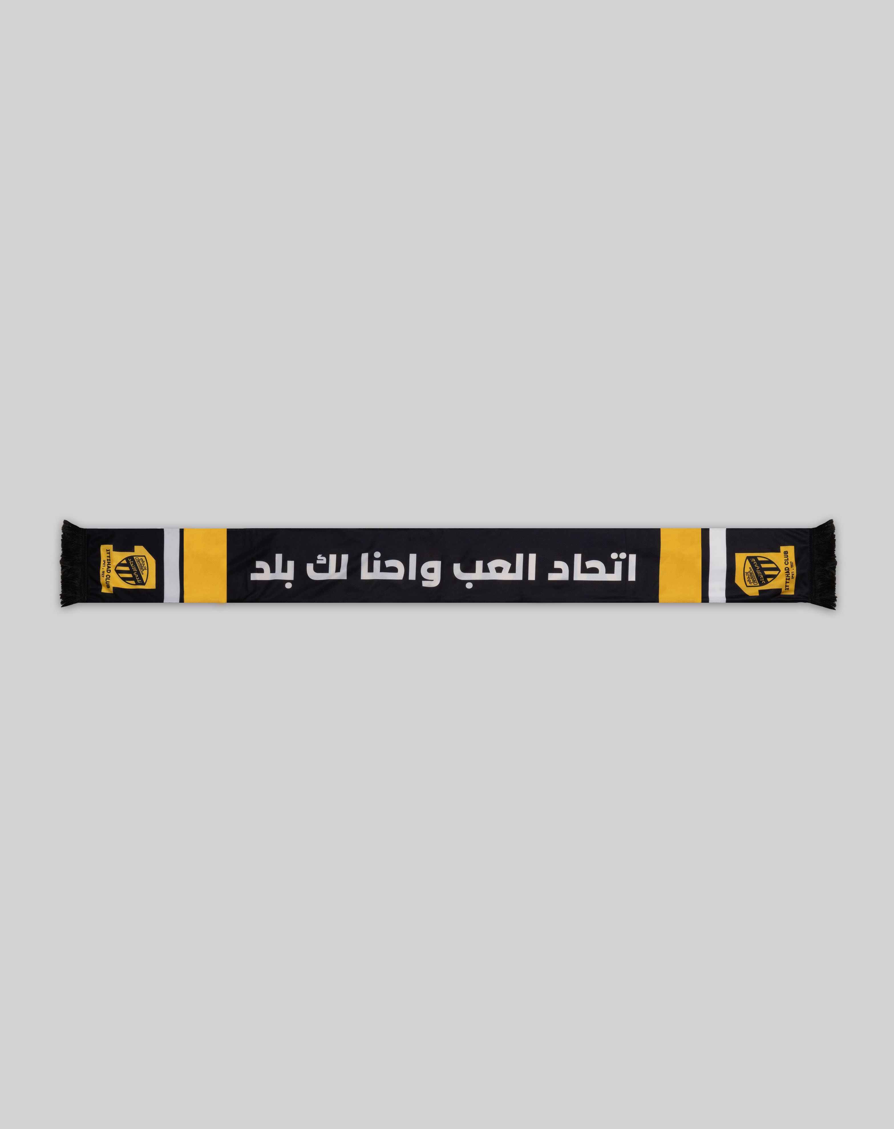 شال الاتحاد بعبارة (اتحاد العب واحنا لك بلد)