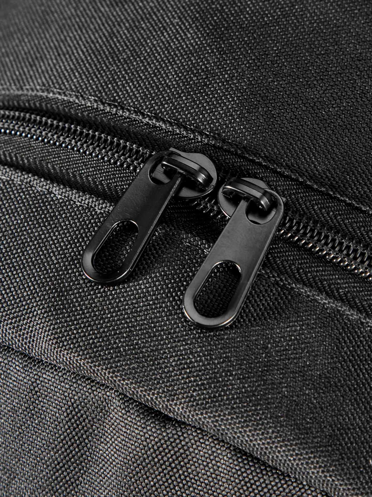 حقيبة ظهر بشعار الاتحاد