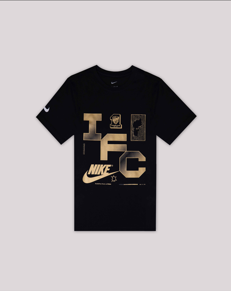 قميص بشعار ذهبي